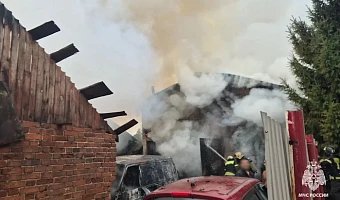 Пожар на улице Ушинского в Туле повредил машины, дома и гараж