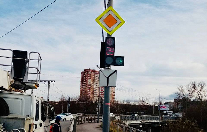 Светофор на мосту на пересечении улиц Болдина и Демонстрации в Туле развернуло сильным ветром