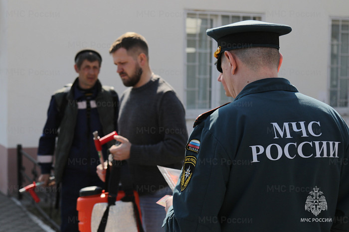 Сотрудники МЧС во время рейда в Туле поймали женщину, сжигавшую сухую траву