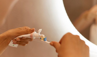 Читать инструкцию и не чистить слишком часто: стоматолог дала рекомендации, как выбрать зубную пасту