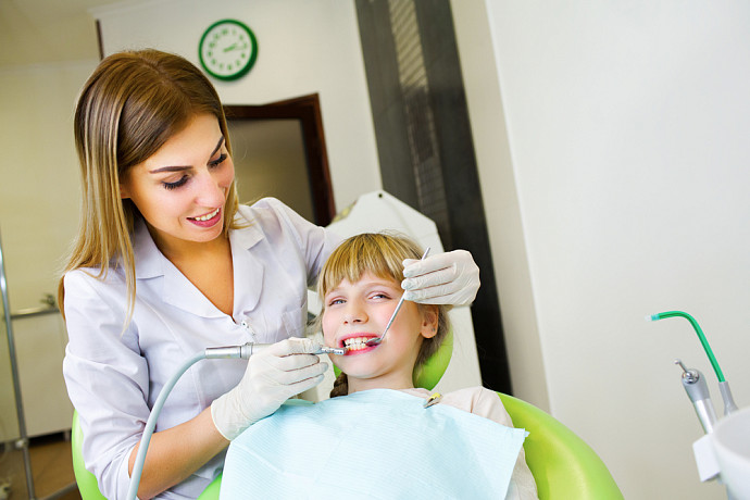 Почему так дорого, больно, и боятся ли врачи лечить свои зубы: 9 глупых вопросов стоматологу