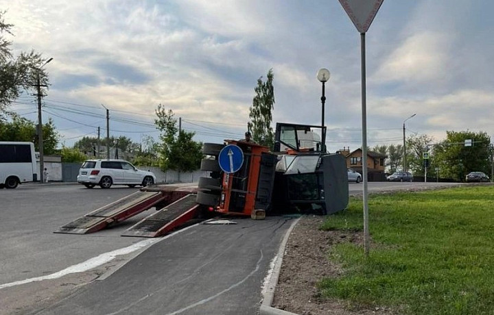 В Туле около поселка Менделеевский опрокинулся каток