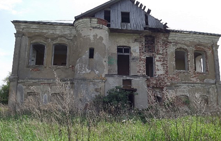 Тульские власти хотят найти нового барина для заброшенной усадьбы под Веневом: она разрушена, стоит в поле, там нет никаких коммуникаций