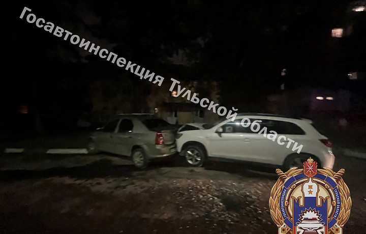 В Туле водитель Mitsubishi ASX врезался в припаркованный Renault Logan