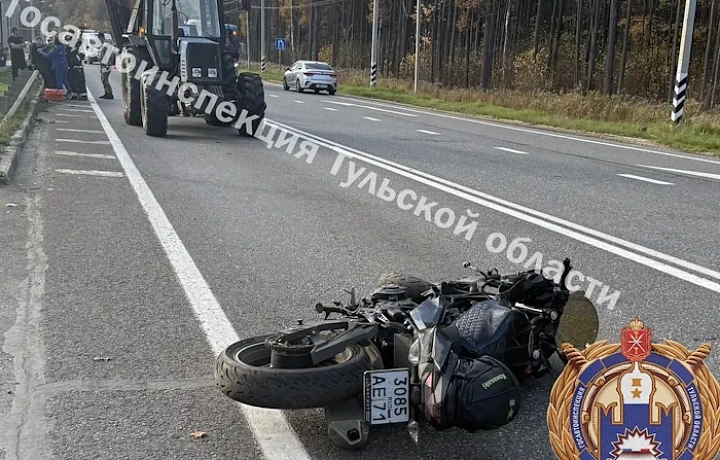 Два мотоцикла по очереди врезались в трактор в Веневском районе
