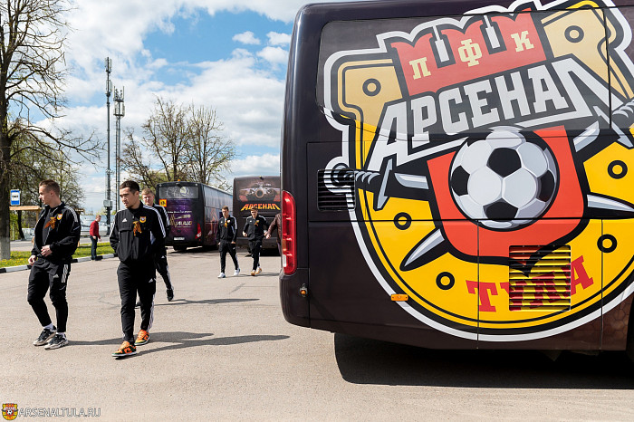 Футболисты «Арсенала» и волейболистки «Тулицы-2» возложили цветы к мемориалу «Защитникам неба Отечества»