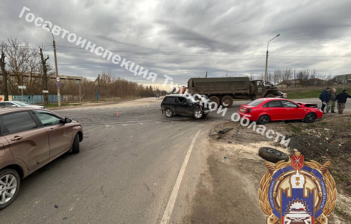 На трассе М-2 «Крым» под Тулой столкнулись легковушки «Лада» и Chevrolet