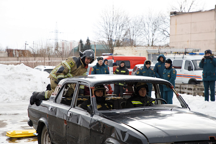 В Туле прошли соревнования среди спасателей по ликвидации последствий ДТП