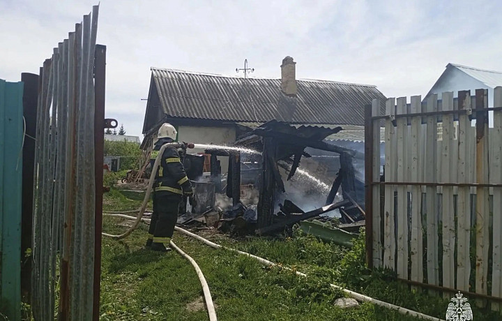 За сутки в Тульской области сгорели машина и сарай