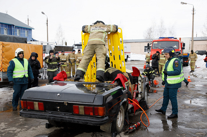 В Туле прошли соревнования среди спасателей по ликвидации последствий ДТП