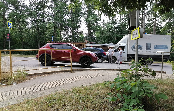 В Туле на улице Щегловская Засека столкнулись легковушки и «ГАЗель»