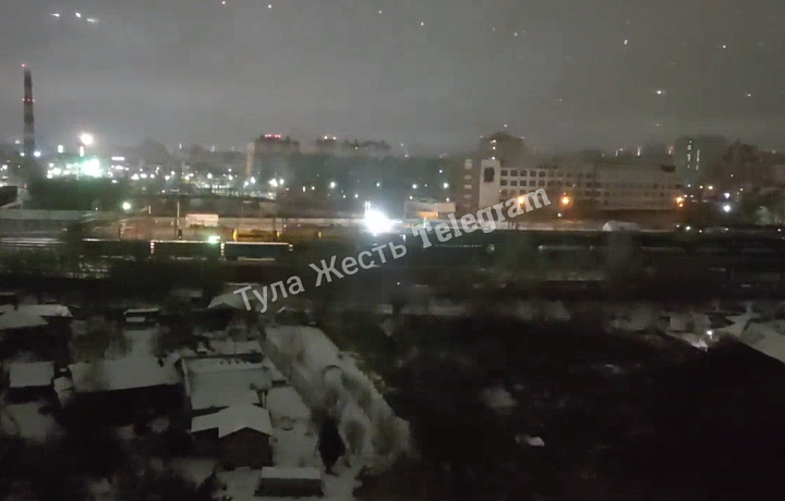 В Туле из-за ледяного дождя "заискрился" поезд