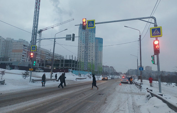 На улице Хворостухина в Туле иномарка сбила девочку, переходившую дорогу на «красный свет»