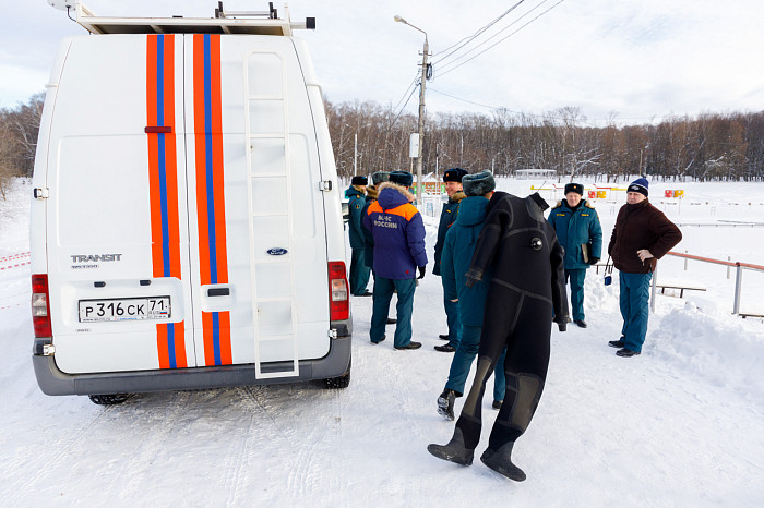 Тульские спасатели провели тренировку по спасению людей из водоемов