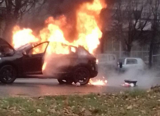 На улице Фрунзе загорелся автомобиль после ДТП