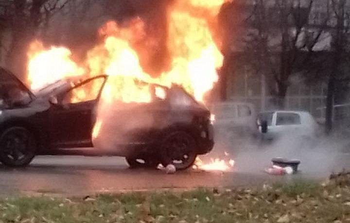 На улице Фрунзе загорелся автомобиль после ДТП