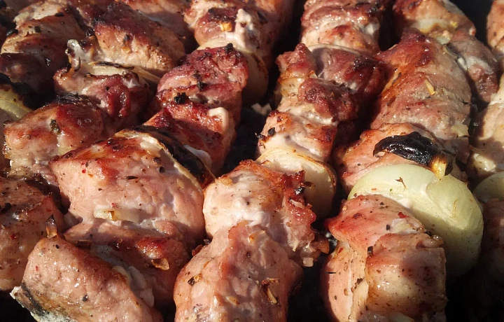 Готовый шашлык по 130 рублей, кило курицы – 70, кетчуп – 15: смотрим старый рекламный буклет перед майскими праздниками