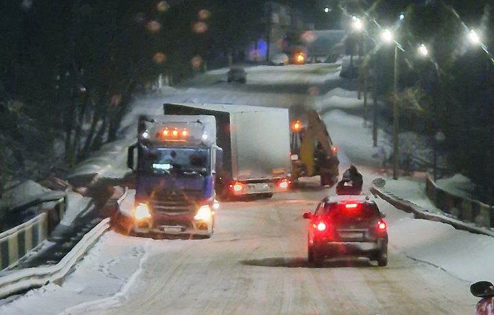 В Ясногорске фуры перекрыли дорогу на улице Победы из-за гололеда