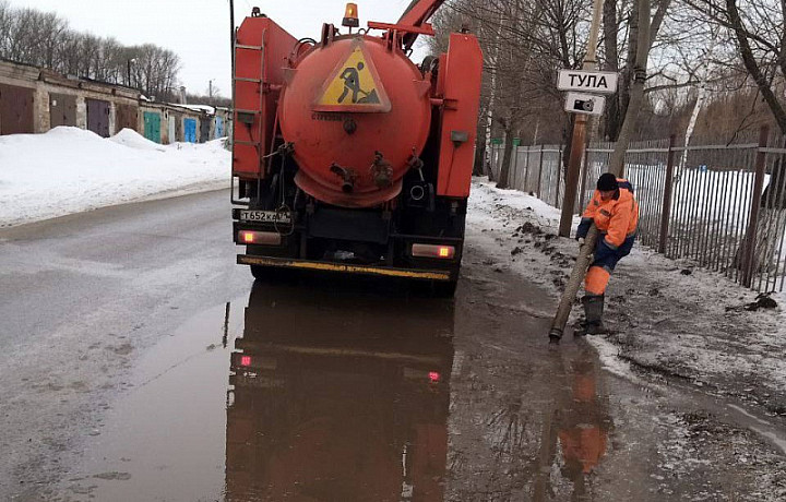 В Туле продолжили чистить ливневые канализации
