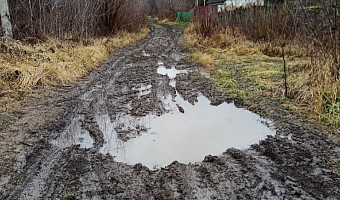 «Все старое и ненужное засыпается в колеи»: жители поселка Казановка под Кимовском утонули в грязи, но власти говорят, что денег нет