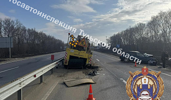 В Щекинском районе водитель Mitsubishi врезался в КАМАЗ и погиб