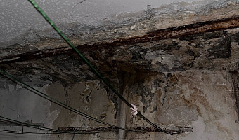 В Ефремове в многоквартирном доме сгнил подъезд: оказалось, что УК не должна делать ремонт, а в ГЖИ проявили чудеса терпеливости