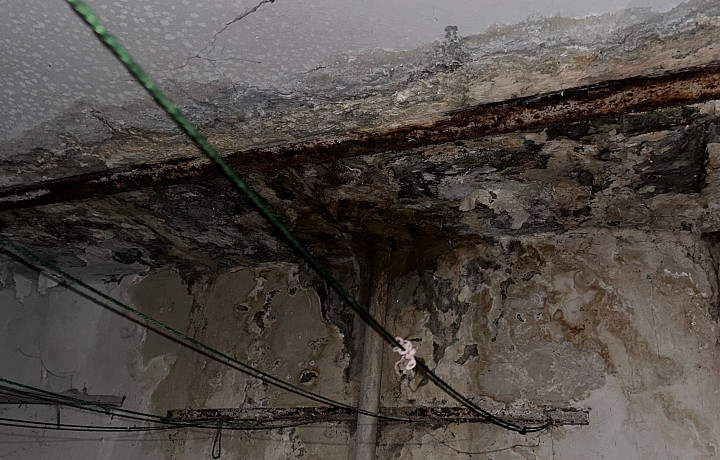 В Ефремове в многоквартирном доме сгнил подъезд: оказалось, что УК не должна делать ремонт, а в ГЖИ проявили чудеса терпеливости