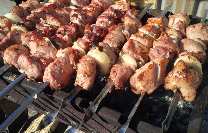 Индекс шашлыка: сколько стоит пожарить мясо на природе в 2025 году