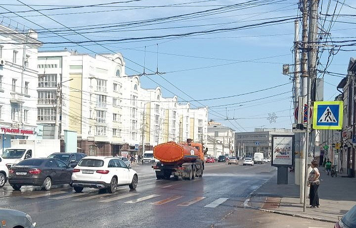 На улицах Тулы продолжаются уборка и мойка дорог