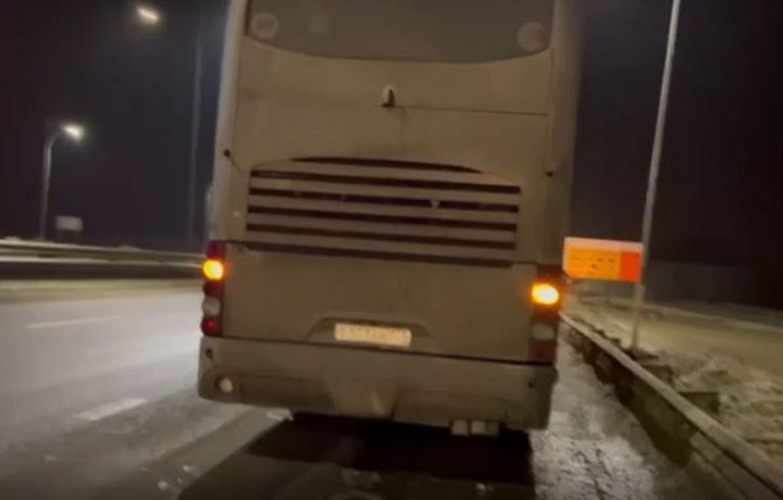 Сотрудники ГАИ помогли пассажирам автобуса, сломавшегося на трассе М-4 "Дон" в Тульской области