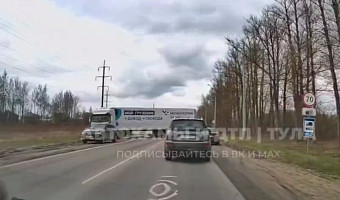 Фура заблокировала выезд из Тулы по Одоевскому шоссе