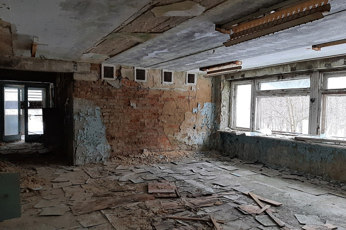 Остались стеклоблоки, граненые стаканы, фотообои и бюст Ленина: под Тулой продают заброшенную советскую спортбазу