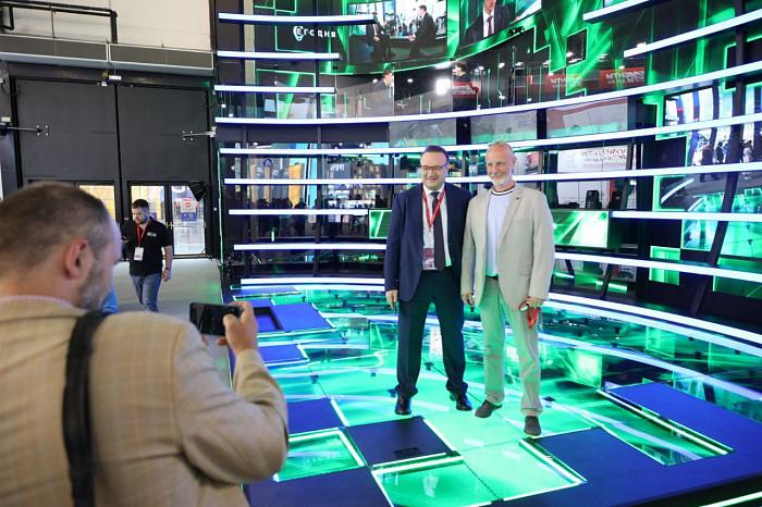 Люди, машины, роскошь: яркие фото третьего дня ПМЭФ-2024