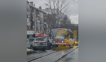 В Туле встали трамваи на улице Николая Руднева из-за припаркованной машины