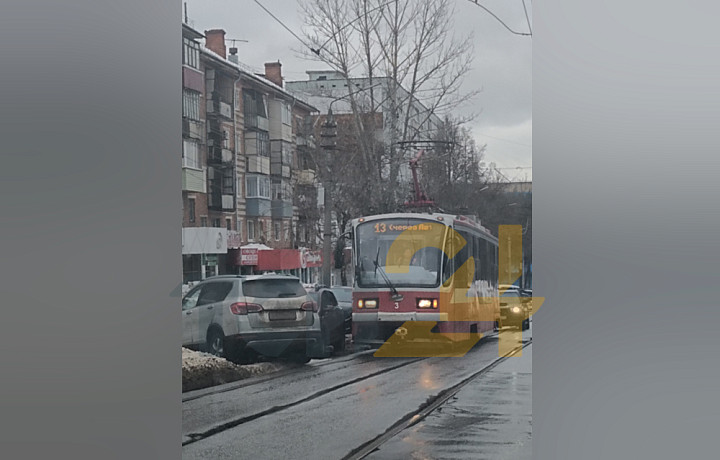 В Туле встали трамваи на улице Николая Руднева из-за припаркованной машины