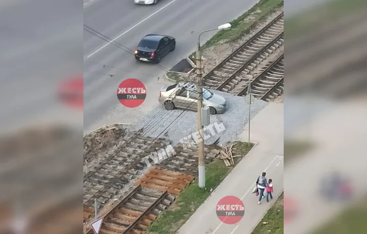 Туляки пожаловались на зыбучую щебенку переезда на улице Металлургов в Пролетарском районе