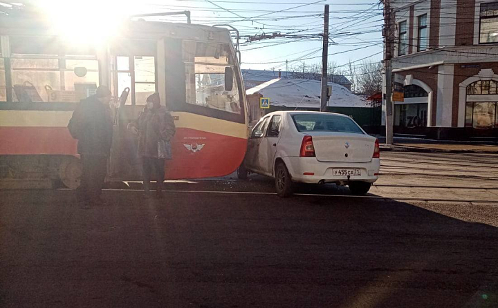 На улице Советской в Туле столкнулись Renault Logan и трамвай