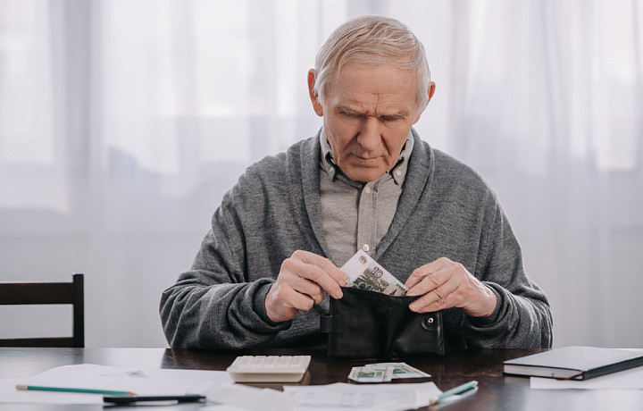 Пенсионерам в возрасте 80 лет и инвалидам пообещали выплатить повышенные пенсии