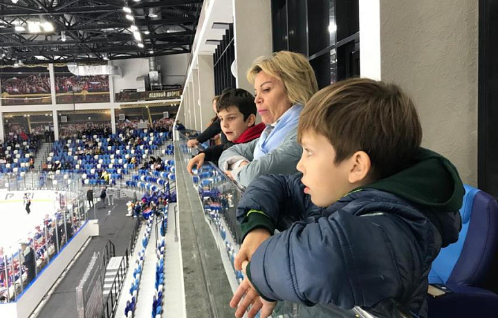 Мэр Тулы побывала на хоккейном матче АКМ – «Тамбов»
