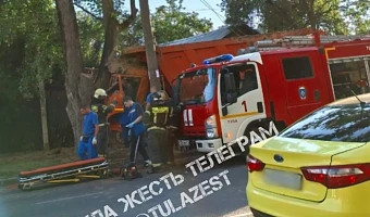 «Камаз» влетел в дерево в Городском переулке в Туле