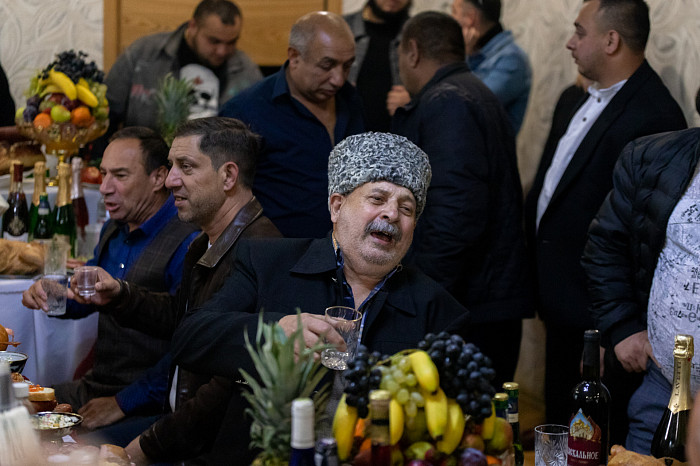 Молодожены-подростки и пир горой: как в тульском Плеханово отмечают цыганские свадьбы