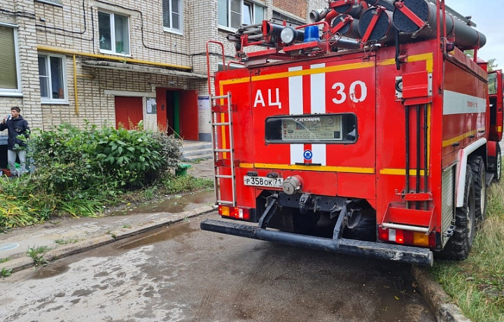 В Узловой загорелся жилой дом: спасатели эвакуировали 13 человек