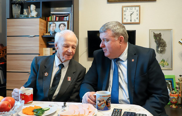 Глава администрации Тулы поздравил ветерана Николая Кульпова с годовщиной обороны города