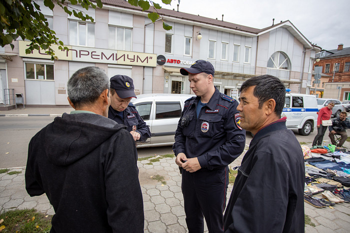 дежурка полиции. контрольно пропускной пункт полиции. сотрудник полиции. дежурный ппс. дежурный ппс.
