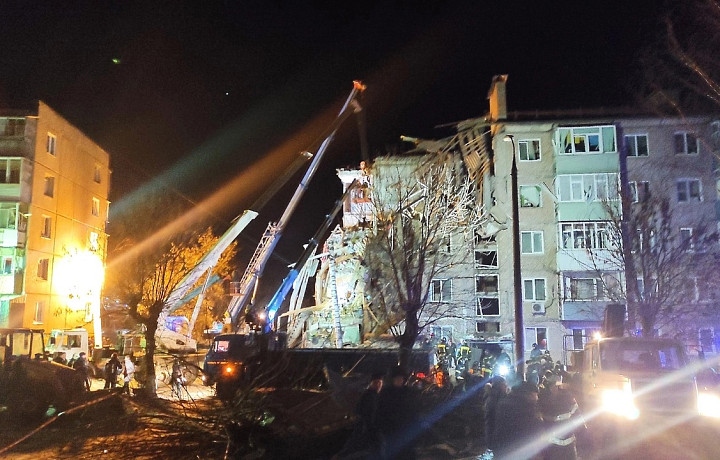 К разбору завалов взорвавшегося в Ефремове дома привлекли 80 человек и 16 единиц техники