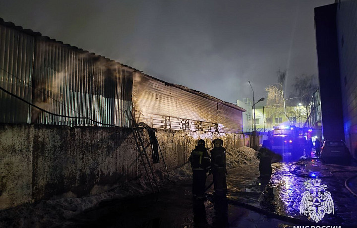 На Фрунзенской ярмарке на улице Коминтерна в Туле загорелся склад