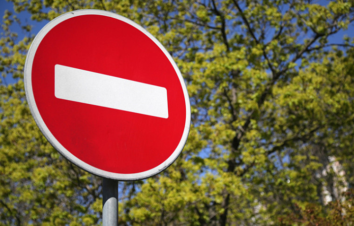 На четырех улицах Тулы с 30 июля ограничат остановку и стоянку автомобилей