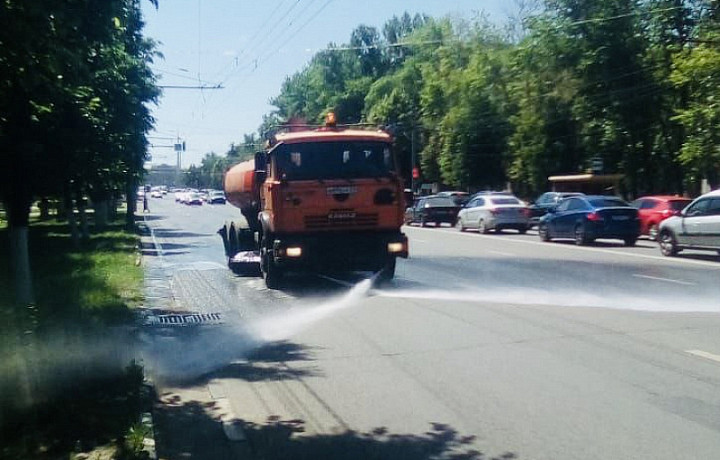 В Туле продолжилась уборка тротуаров и дорог