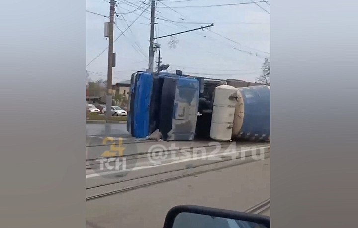 Миксер опрокинулся на бок на улице Пролетарской в Туле