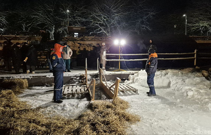 Спасатели обеспечили безопасность Крещенских купаний в Щёкинском районе